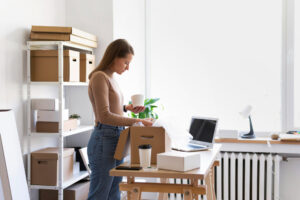 vrouw pakt spullen in huis in en maakt haar huis op orde