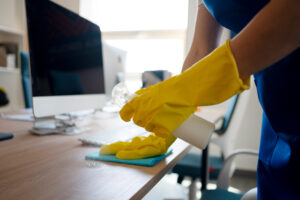 iemand maakt een bureau schoon