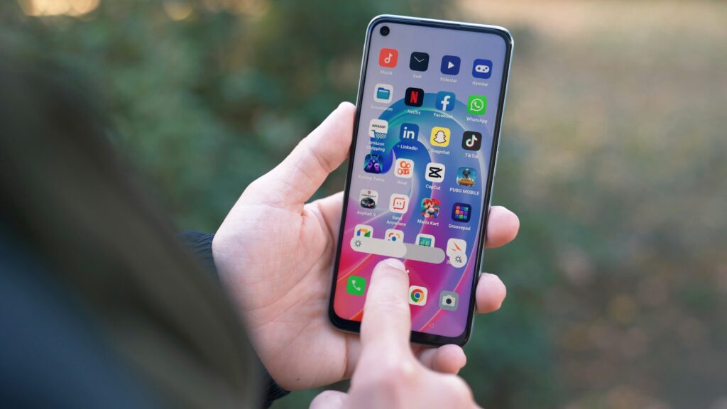 Persoon houdt smartphone vast tijdens gebruik, klaar om het scherm te vegen voor telefoon schoonmaken