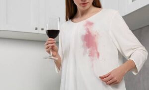 wijn gemorst op wit shirt