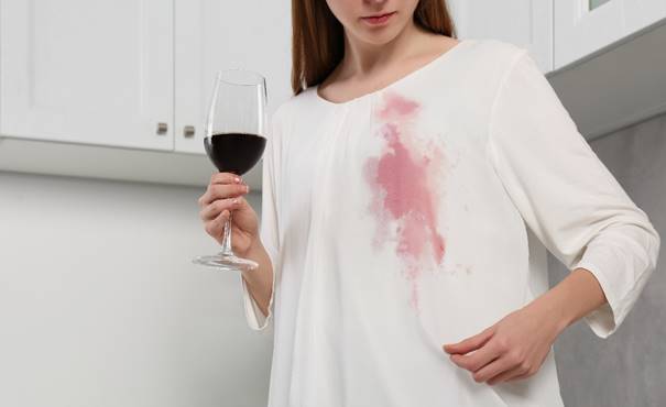 wijn gemorst op wit shirt