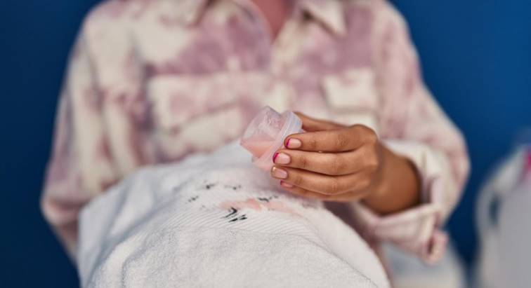 Vrouw probeert vlekken te verwijderen met een doek