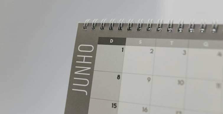 Kalenderpagina van juni met data duidelijk zichtbaar in een spiraalgebonden formaat