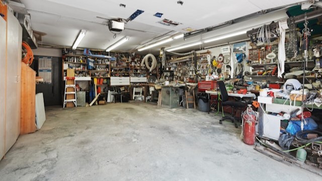 Opgeruimde garage met georganiseerde werkruimte – garage schoonmaken