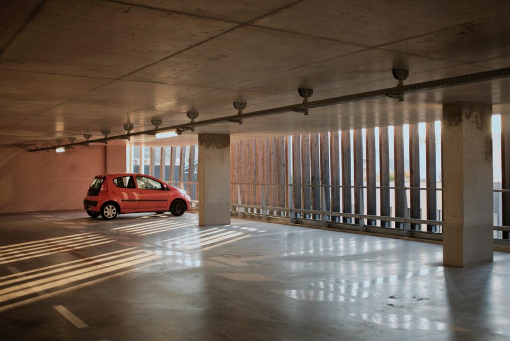 Brandschone huurauto in een parkeergarage
