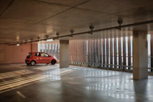 Brandschone huurauto in een parkeergarage