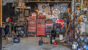 Rommelige garage met gereedschap en onderdelen – garage schoonmaken