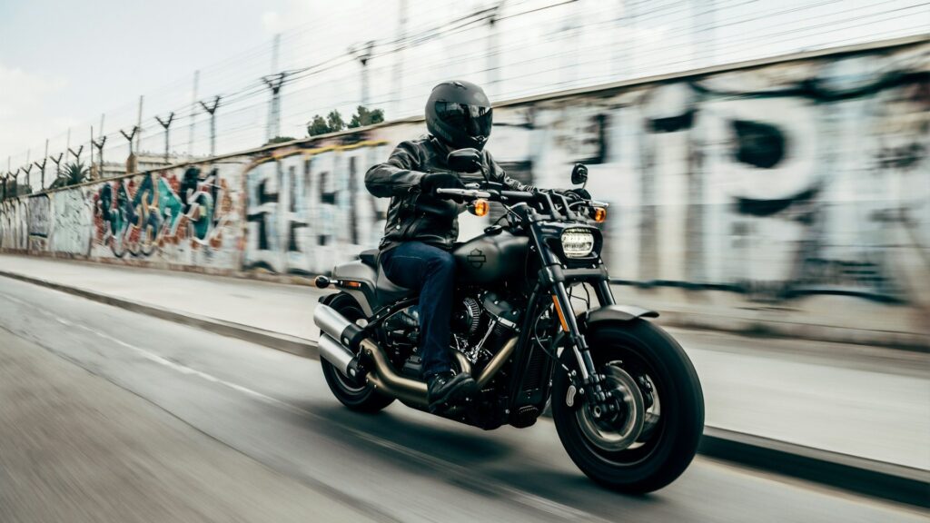 Motorrijder behoudt mentale rust tijdens een rit door de stad op een Harley-Davidson