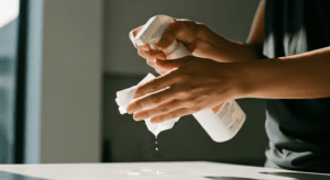 schoonmaakmiddelen gebruiken met je handen